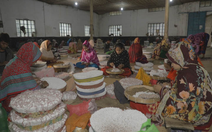 বিড়ি শিল্পের ওপর বৈষম্যমূলক আয়কর প্রত্যাহার দাবি